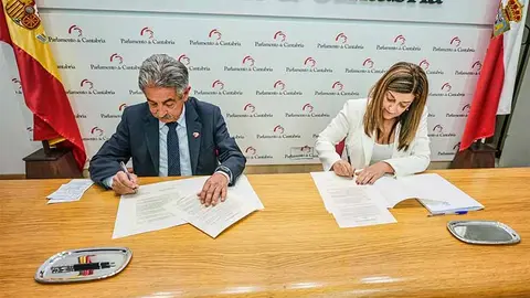 Los m&aacute;ximos responsables de PP y PRC en Cantabria han firmado esta ma&ntilde;ana el pacto de gobernabilidad.