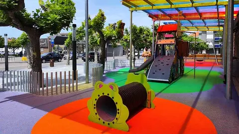La remodelaci&oacute;n y cubierta del parque infantila de la plaza de Viares, en Suances, ha quedado completada.