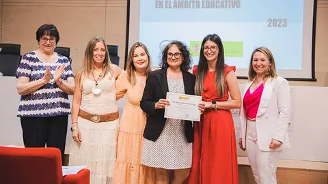 Representantes del colegio Men&eacute;ndez Pidal de Torrelavega, recogiendo el premio nacional.