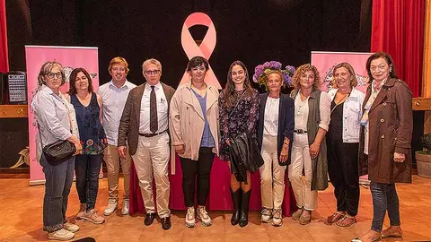 Integrantes de la asociaci&oacute;n Anjanas Solidarias con representantes de la AECC de Cantabria.