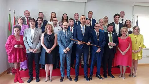 Foto de familia de la Corporaci&oacute;n de Torrelavega 202327, tras el acto de toma de posesi&oacute;n.