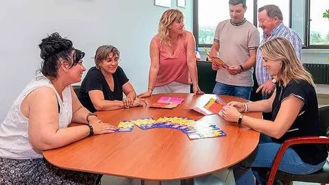 La alcaldesa, Rosa D&iacute;az, y varios concejales presentan el folleto que recoge las actividades del programa Polanco Vive el Verano&nbsp;.