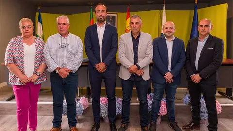 Los cinco integrantes de la nueva Junta Vecinal de Vi&eacute;rnoles, todos del PSOE, junto al alcalde de Torrelavega.