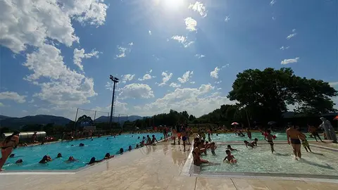 Vista general de las piscinas de verano de Torrelavega | Foto: Archivo