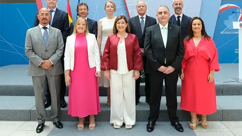 Presidenta de Cantabria y nuevos consejeros del Gobierno regional.