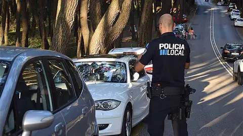La Polic&iacute;a Local de Pi&eacute;lagos ha intensificado el control de los veh&iacute;culos mal aparcados en la zona de Liencres.