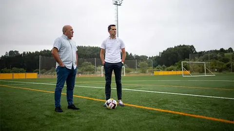 Antonio Tom&aacute;s y Agust&iacute;n Molleda en el Campo Municipal de Hierba Artificial de Cartes.