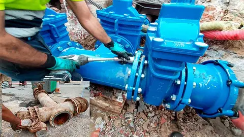 Nuevas v&aacute;lvulas de la red de abastecimiento y saneamiento instaladas en la calle Juli&aacute;n Ceballos, y detalle de la antigua.