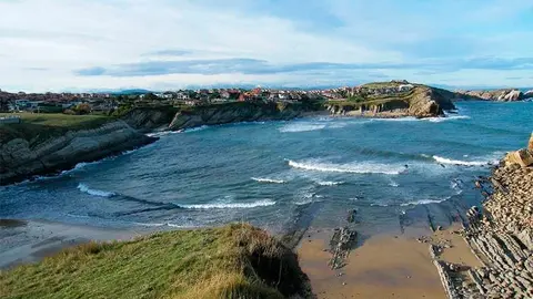 Vista general de la costa de Pi&eacute;lagos, con la playa de La Arn&iacute;a en primer t&eacute;rmino.