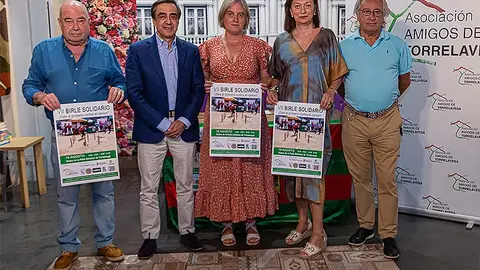 Miembros de la asociaci&oacute;n Amigos de Torrelavega durante la presentaci&oacute;n de las pr&oacute;ximas actividades organizadas por este colectivo.