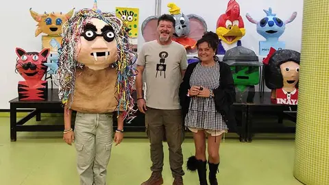 Fran Querol y Esther V&eacute;lez junto con algunas de las creaciones expuestas