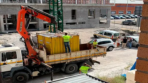 La empresa adjudicataria de la obra ha comenzado a retirar su material.