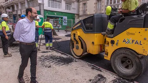 Trabajos contrarreloj de asfaltado en la calle Juli&aacute;n Ceballos para habilitar pasos entre las principales calles durante las fiestas.