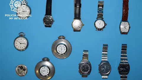 Parte del bot&iacute;n incautado tras el robo en la Feria de Antig&uuml;edades de Torrelavega de 2022.