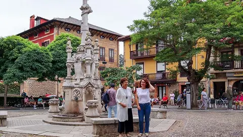 La fuente de los tres ca&ntilde;os, una de las obras de Comillas que llevan el sello Domenech.