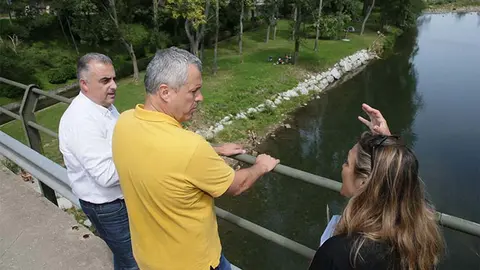 El consejero de Fomento y el alcalde de Mazcuerras, durante su visita de hoy al r&iacute;o Saja.