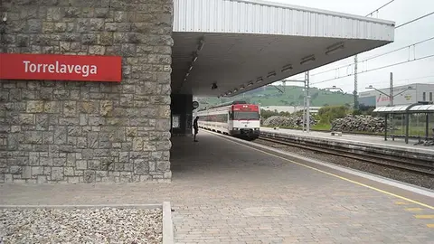 Imagen de archivo de un tren llegando a la estaci&oacute;n de Cercan&iacute;as Renfe en Torrelavega