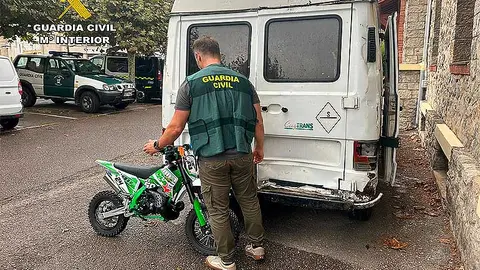 Furgoneta y parte de los robado, incautado por la Guardia Civil de Torrelavega.