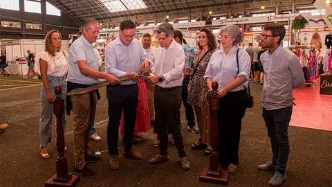 Autoridades en la inauguraci&oacute;n de la Feria del Stock del comercio de Torrelavega.