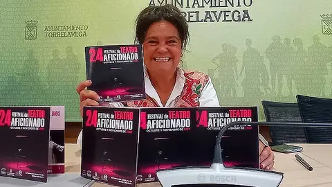 La concejal de Cultura de Torrelavega, Esther V&eacute;lez, present&oacute; la programaci&oacute;n el 24&ordm; Festival de Teatro Aficionado.