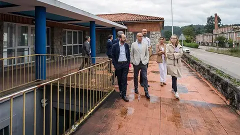Visita al futuro albergue de peregrinos en el complejo &Oacute;scar Freire, uno de los proyectos comunes del Ayuntamiento de Torrelavega y la Consejer&iacute;a de Cultura, Turismo y Deporte.