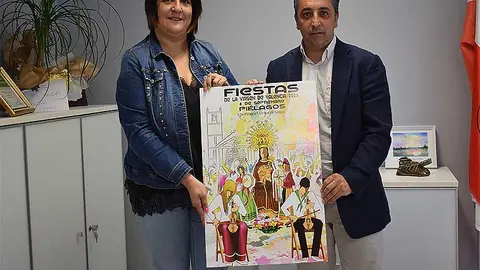 La concejal de Festejos de Pi&eacute;lagos, Gloria B&aacute;rcena, y el alcalde Carlos Caram&eacute;s en la presentaci&oacute;n del programa festivo.