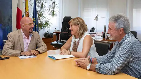 Reuni&oacute;n mantenida hoy entre el consejero de Sanidad, C&eacute;sar Pascual, la alcaldesa de Poanco, Rosa D&iacute;az, y el primer teniente de alcalde, Avelino Rodr&iacute;guez.