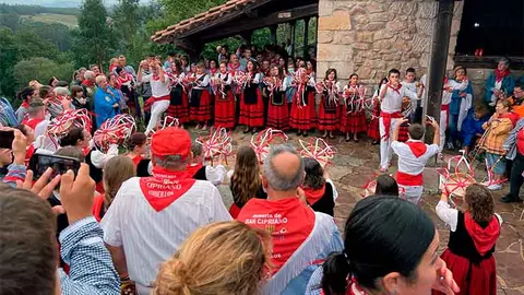Todo preparado en Cohicillos para la subida a San Cipriano, la romer&iacute;a 'de prao' de referencia en la comarca del Besaya.