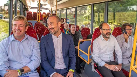 Autoridades realizaron el primer viaje del Torreb&uacute;s entre Torrelavega y Reoc&iacute;n.