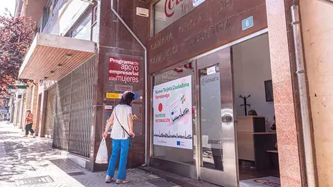 La nueva oficina de informaci&oacute;n y expedici&oacute;n de la Tarjeta Ciudadana se ha abierto en el local bajo de la C&aacute;mara de Torrelavega.