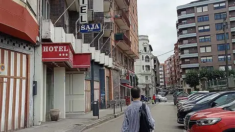 El c&eacute;ntrico hotel Saja lleva varios a&ntilde;os cerrado.