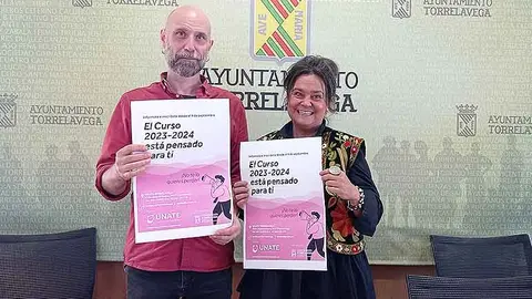 Daniel Guti&eacute;rrez, coordinador de UNATE Torrelavega y la concejal de Cultura y Educaci&oacute;n, Esther V&eacute;lez, en la presentaci&oacute;n de la programaci&oacute;n.
