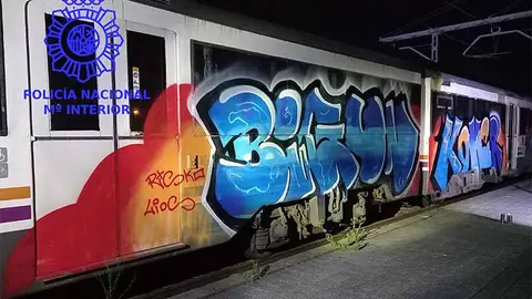 Estado en que quedaron los vagones 'graffiteados' en la estaci&oacute;n de Renfe en Tanos.