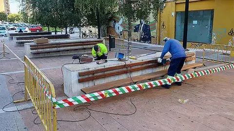 Trabajos de mantenimiento del mobiliario urbano que se est&aacute;n ejecutando estos d&iacute;as en la plaza Baldomero Iglesias.