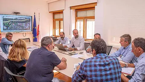 La reuni&oacute;n de t&eacute;cnicos de ADIF y municipales en Torrelavega ha permitido dise&ntilde;ar la hoja de ruta de las obras previas al soterramiento de las v&iacute;as.