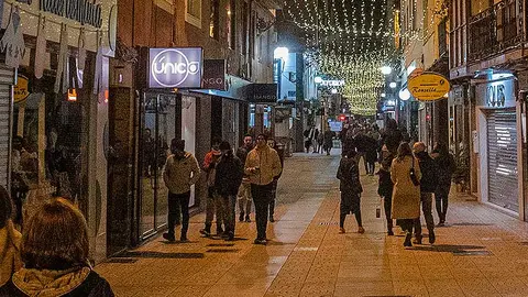 Una calle comercial en Torrelavega