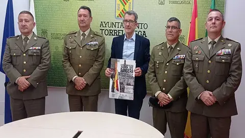 Integrantes del Ejército de Tierra que organizan el acto de jura de bandera para personal civil en Torrelavega.