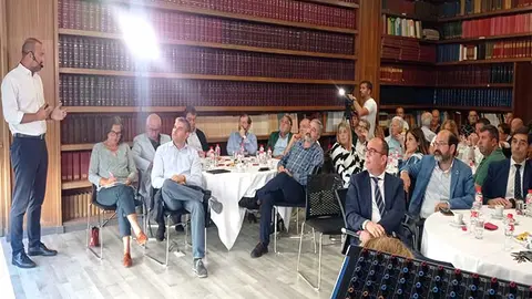 El alcalde inform&oacute; al tejido social y comercial de Torrelavega del calendario de obra del proyecto de soterramiento.