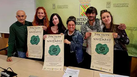 Plantel de actores del Don Juan de Noviembre con la concejal de Cultura de Torrelavega, Esther V&eacute;lez.
