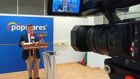 El portavoz del PP en Torrelavega, Miguel &Aacute;ngel Vargas, explic&oacute; los motivos por los que votar&aacute;n en contra de la propuesta de tasas e impuestos para 2024.