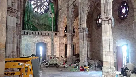 La centenaria iglesia de La Asunci&oacute;n est&aacute; siendo objeto de una profunda remodelaci&oacute;n interior.
