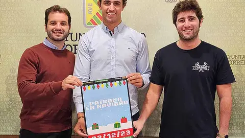 Promotores de la iniciativa de las Pe&ntilde;as 39300 junto al concejal de Juventud, Nacho Gonz&aacute;lez.
