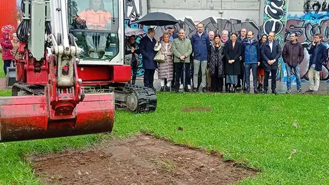 Autoridades regionales y locales en el inicio de los trabajos previos al soterramiento de las v&iacute;as en Torrelavega.