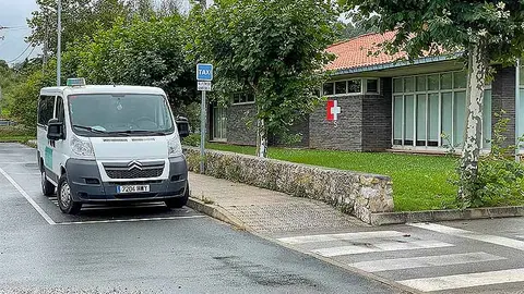 Taxi aparcado junto al centro de salud de Requejada.
