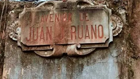 Estado actual de la placa ornamental que localiza la calle Juan Jos&eacute; Ruano en Torrelavega.