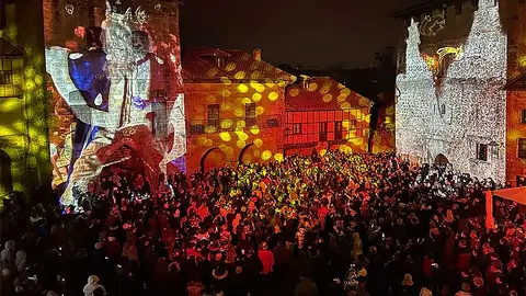 Imagen de archivo de la proyecci&oacute;n del videomapping las navidades pasadas en la Plaza Mayor de Santillana del Mar.