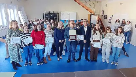 Las seis alumnas de El Salvador ganadoras del premio junto a autoridades y compa&ntilde;eros de curso.