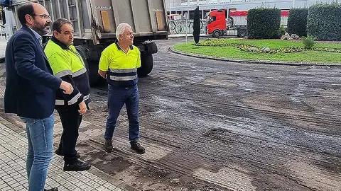Los trabajos de asfaltado del plan anual de 2023 se centran estos d&iacute;as en la rotonda junto al Mercado Nacional de Ganados.