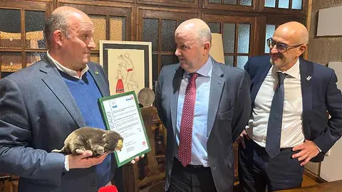 El alcalde de Santillana del Mar fue el encargado de recoger el certificado.