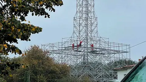 La empresa de andamios AGZ ultima estos d&iacute;as la ampliaci&oacute;n de la estructura del &aacute;rbol de Navidad de Cartes.